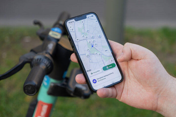 Matéria analisa o equilíbrio entre a geração de renda nas plataformas digitais e os alertas de estudo da Fundacentro sobre saúde mental e gestão algorítmica.