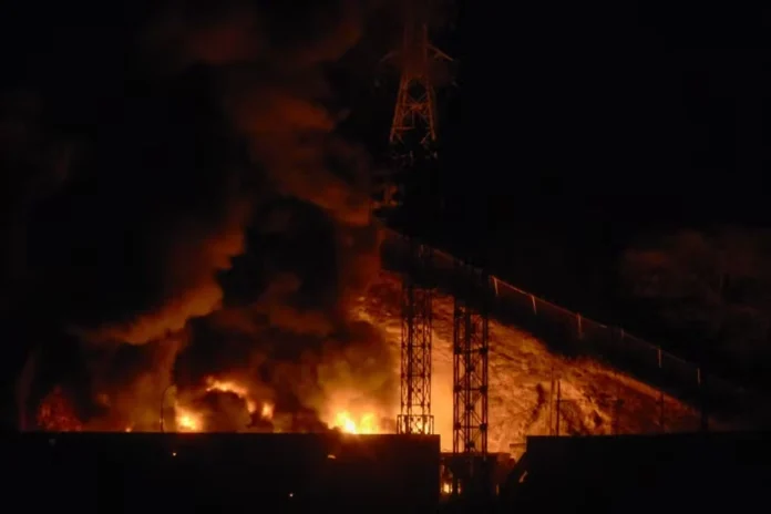 Ataque dos EUA à Venezuela deixou 80 mortos, segundo o NYT. Operação capturou Maduro e gerou reação de países da América Latina.