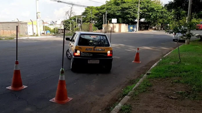 O fim do teste de baliza no Amazonas altera exames da CNH. Confira novas regras do Detran-AM, incluindo aulas remotas e instrutores autônomos.