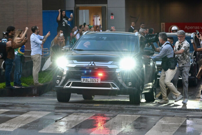 Bolsonaro recebe alta hospitalar após cirurgia, mas STF nega prisão domiciliar. Ex-presidente retorna à prisão da Polícia Federal em Brasília.
