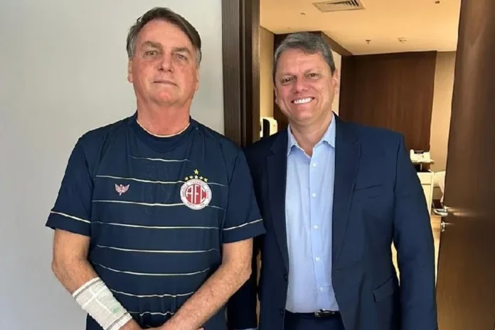 Moraes autoriza a visita de Tarcísio a Bolsonaro na Papudinha nesta quinta (22). É o primeiro encontro após o apoio do ex-presidente a Flávio Bolsonaro.