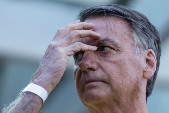 Transferência realizada: Bolsonaro na Papuda. Ex-presidente chega ao 19º Batalhão sob forte esquema de segurança para cumprir pena em Sala de Estado Maior.