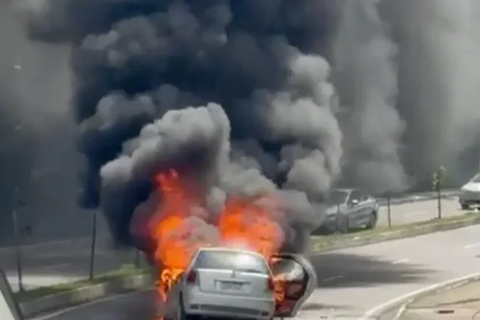 Um carro pega fogo e fica destruído na Av. Jacira Reis, em Manaus, após colisão neste sábado (10). Ninguém se feriu.