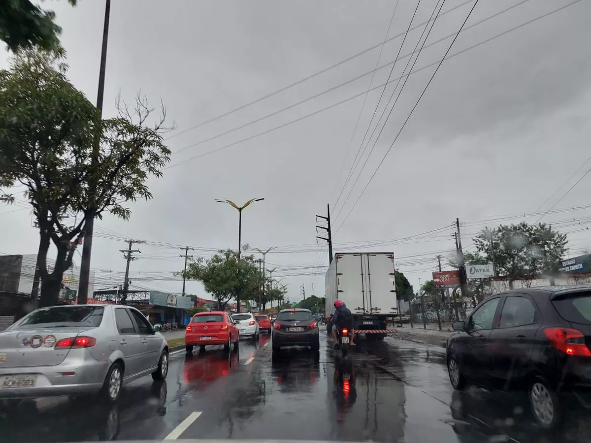 Defesa Civil emite alerta para chuvas em Manaus com raios e ventos fortes. Saiba como receber avisos via SMS e veja os contatos de emergência.