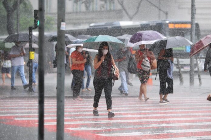 Defesa Civil emite alerta de chuvas intensas para todo o AM nesta sexta (9). Saiba os riscos, a previsão do tempo e como se proteger de ventos fortes.
