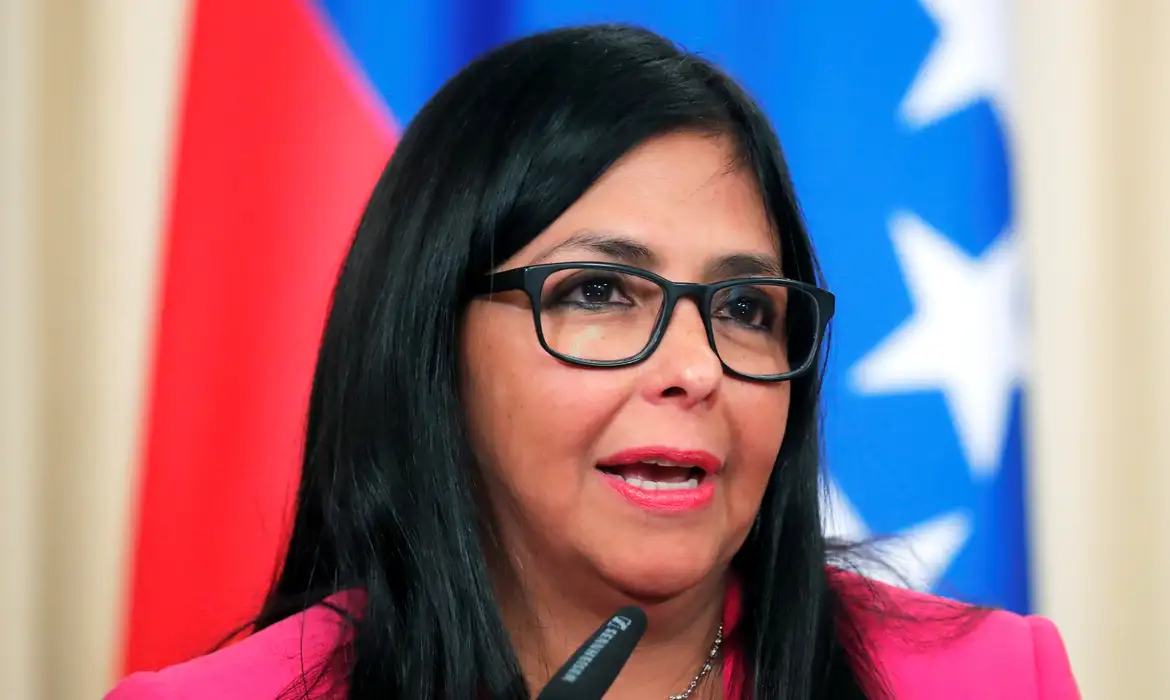 A Venezuela oferece cooperação aos EUA. Delcy Rodríguez propõe agenda de desenvolvimento após captura de Maduro e novas ameaças de ataque de Trump.