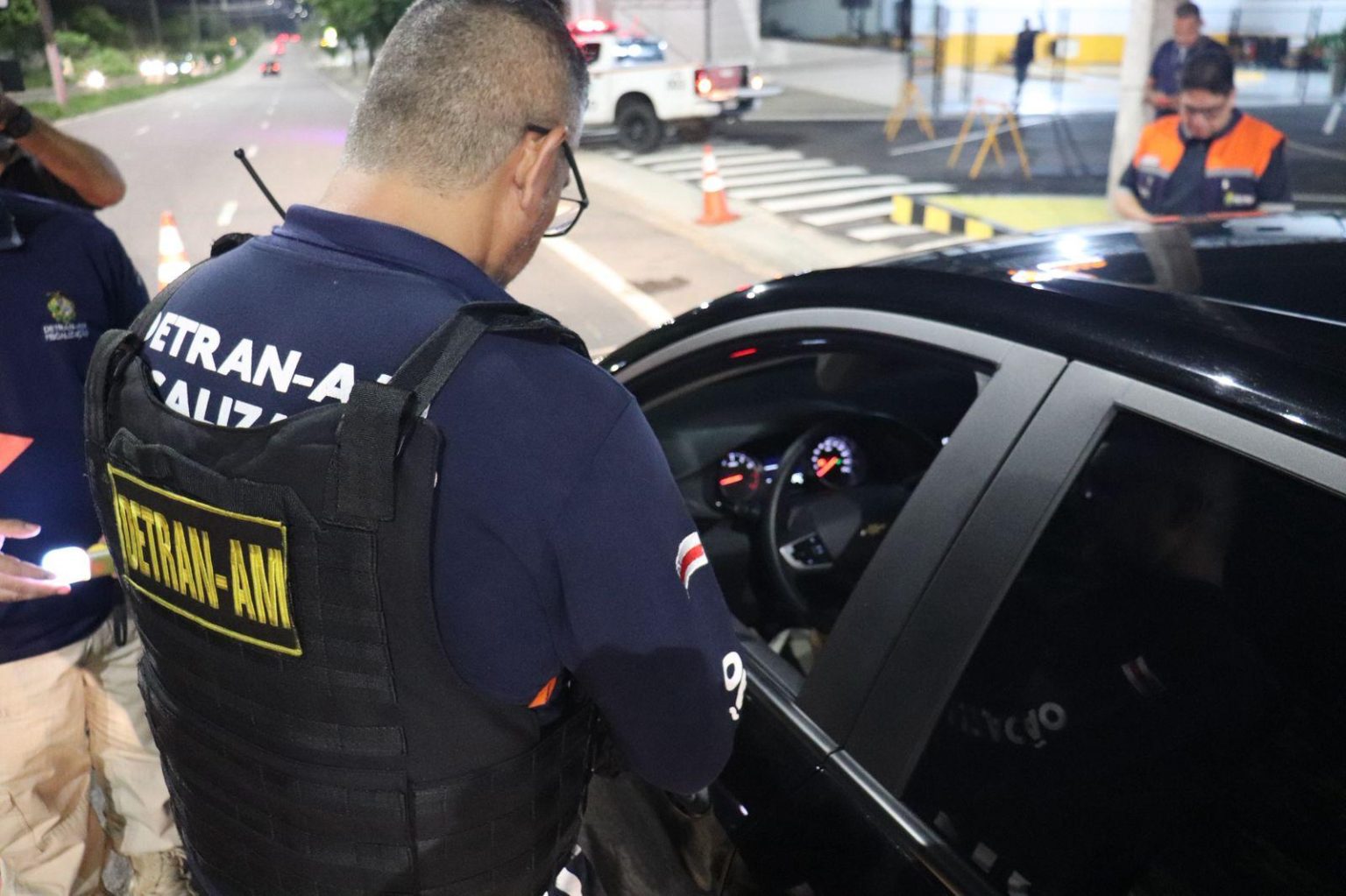 Operação do Detran-AM no Réveillon registra 402 infrações. Embriaguez e falta de capacete lideram multas em Manaus. Confira o balanço completo.