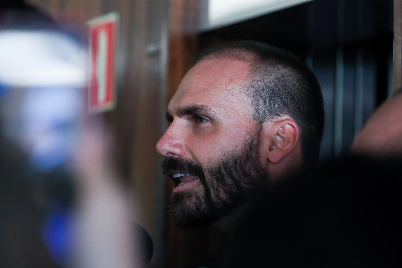 Eduardo Bolsonaro deve voltar à PF. Corporação encerrou licença após cassação de mandato na Câmara. Entenda a decisão publicada no Diário Oficial.