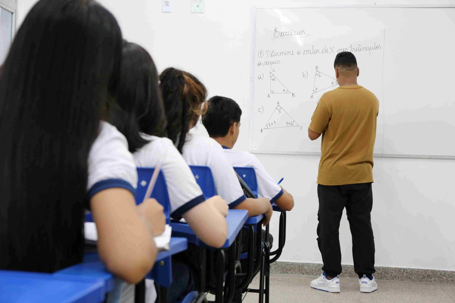 Bolsa Mais Professores Amazonas abre seleção com 688 vagas e bolsa mensal de R$ 2,1 mil para docentes da rede estadual.
