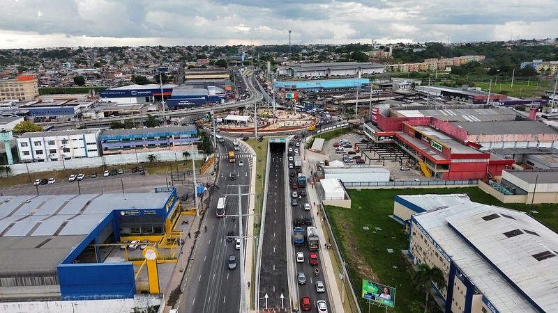 Confira como as obras viárias em Manaus melhoram o fluxo urbano. Complexos Rei Pelé e novos viadutos reduzem o tempo de deslocamento na capital amazonense.