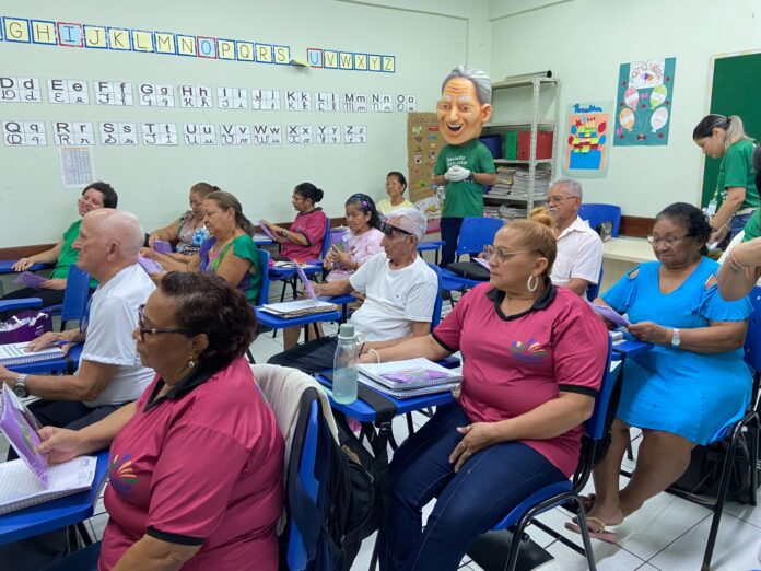 A FUnATI abre matrículas para escolarização de adultos e idosos em Manaus. Saiba como se inscrever, documentos necessários e horários das aulas da EJA.