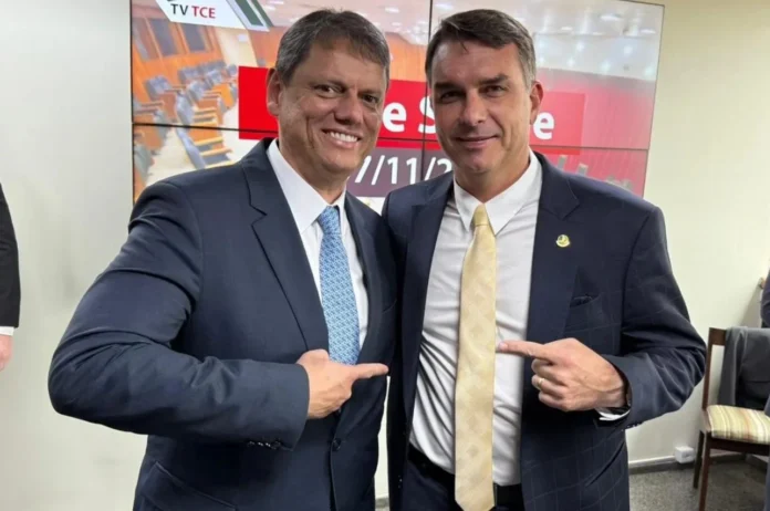 Flávio Bolsonaro busca apoio evangélico para a presidência, mas líderes religiosos consideram chapa Tarcísio-Michelle mais competitiva contra a esquerda.