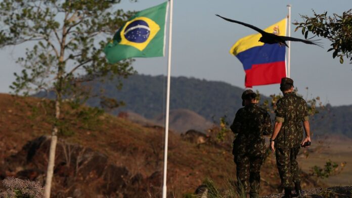 Saiba como está a fronteira Brasil-Venezuela após a mobilização do Exército com blindados e vistorias em resposta à crise política vizinha.