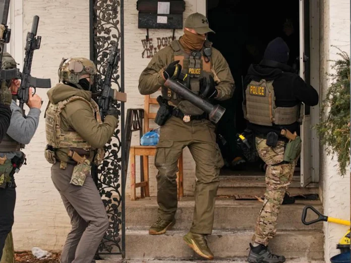 Agentes do ICE agora podem entrar em casas sem mandado judicial. Governo Trump emite nova diretriz polêmica sobre deportações. Entenda o caso.