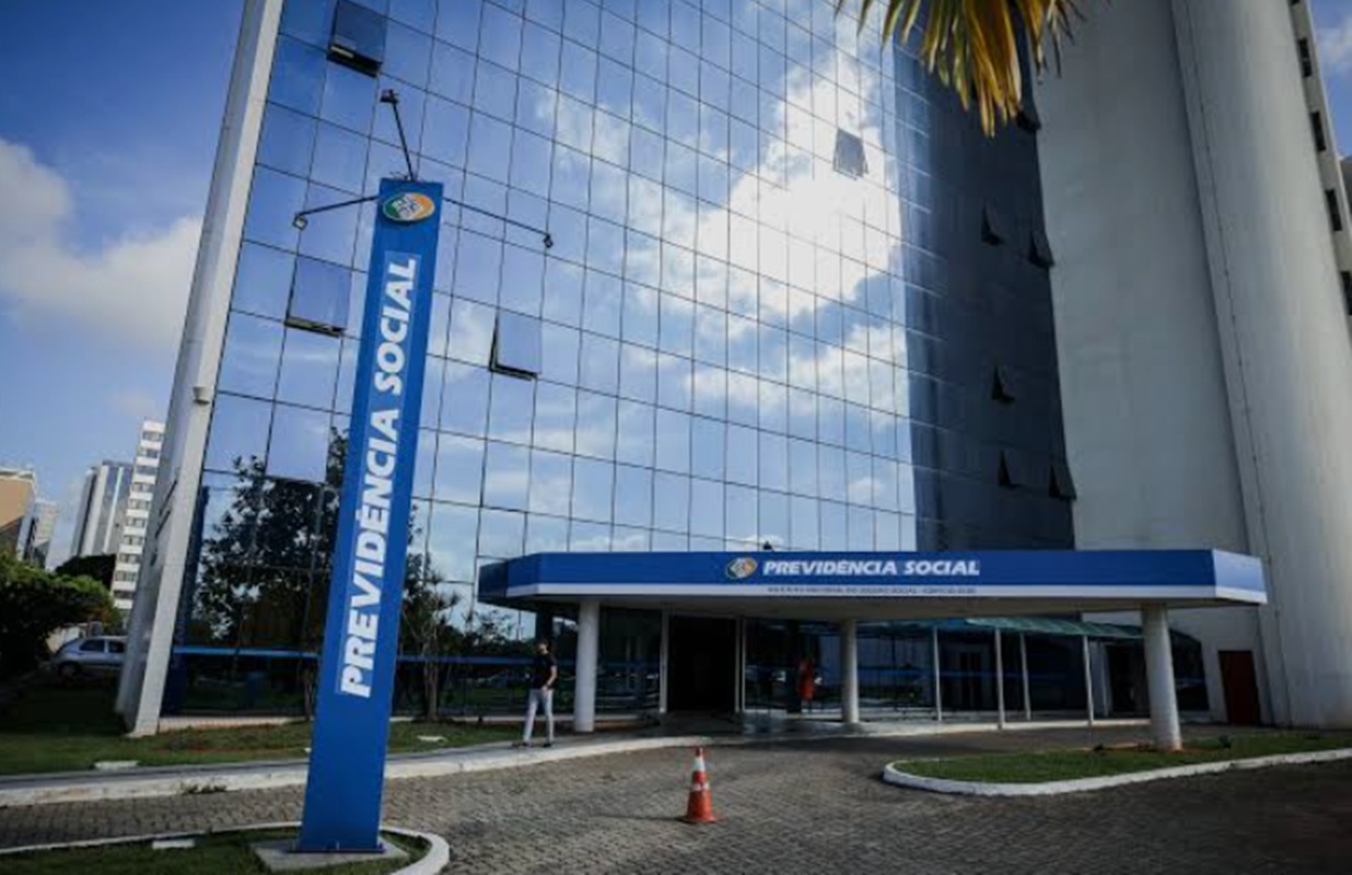 Lula sanciona lei que veda descontos no INSS sem biometria. Associações devem devolver valores indevidos em 30 dias. Entenda as novas regras.
