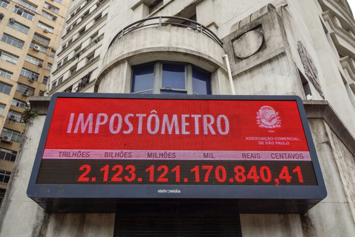 O Brasil nunca arrecadou tanto imposto como em 2025.