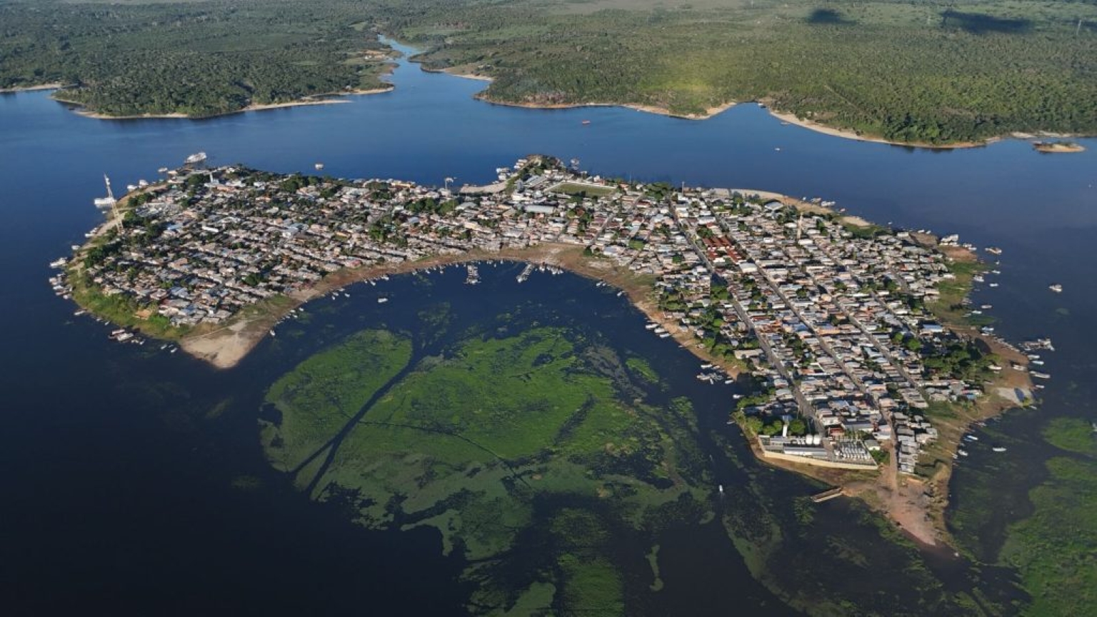 Ipaam licencia a primeira usina de carbonização em Nhamundá. Tecnologia trata resíduos após coleta seletiva e supera desafios logísticos no Amazonas.