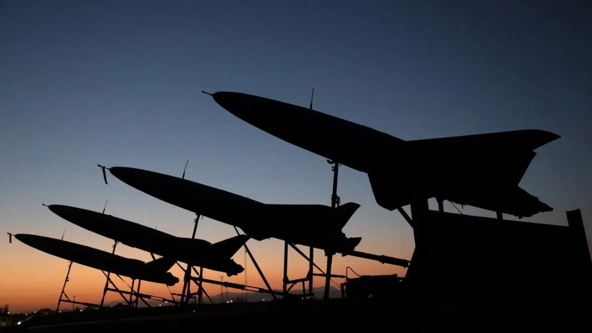 O conflito entre Irã e EUA escala após Teerã adicionar mil drones ao arsenal e Trump ameaçar novos ataques.