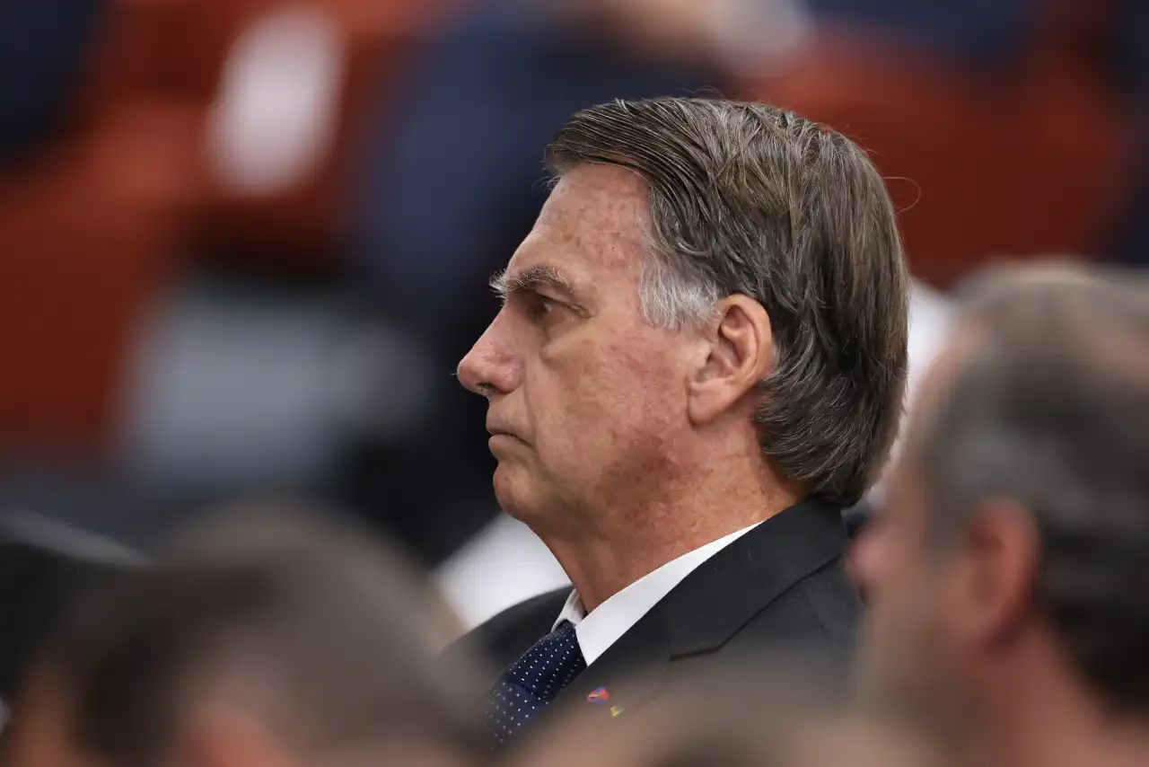 Moraes veta transferência de Bolsonaro a hospital após queda na PF. Ministro exige laudo médico antes de autorizar saída de Bolsonaro da prisão.