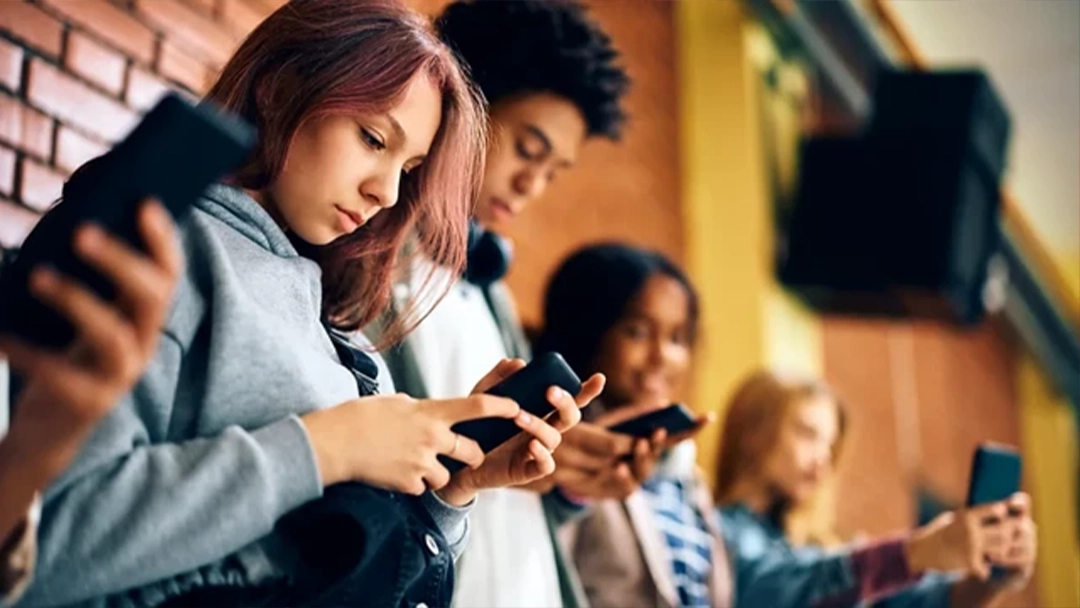 Redes sociais vão a julgamento nos EUA acusadas de viciar jovens.