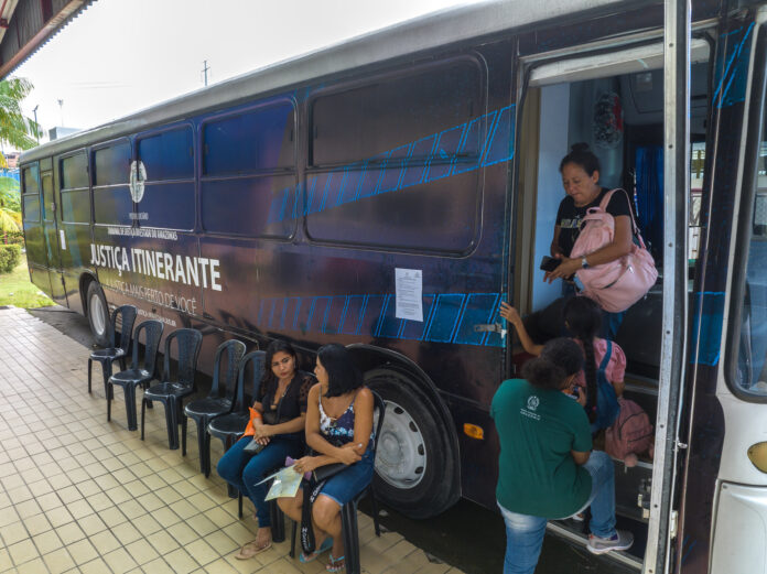 Confira o calendário 2026 da Justiça Itinerante em Manaus. Veja locais, datas e documentos para divórcio, pensão e 2ª via de certidões.