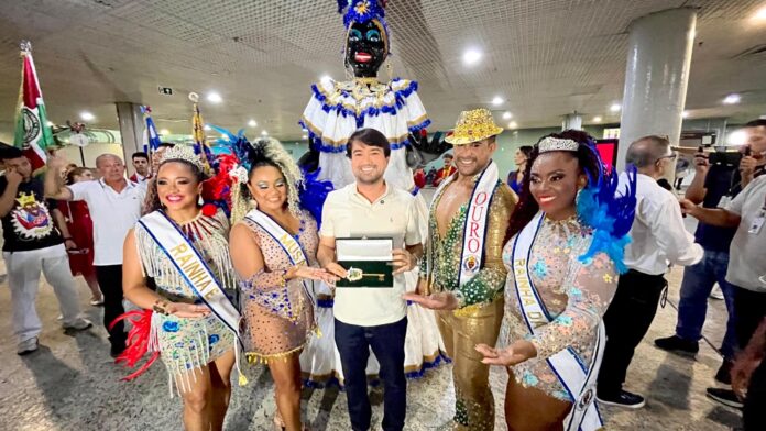 O Carnaval 2026 começou em Manaus com a chegada da Kamélia e entrega da chave da cidade. Confira os detalhes da festa e a programação cultural.