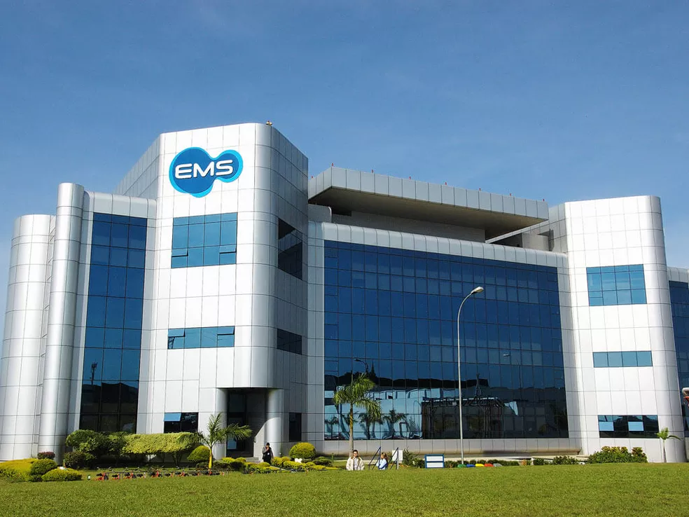 Anvisa multa EMS por produzir remédios em fábrica sem aval em Manaus. Entenda o caso e a resposta da farmacêutica sobre a segurança dos medicamentos.