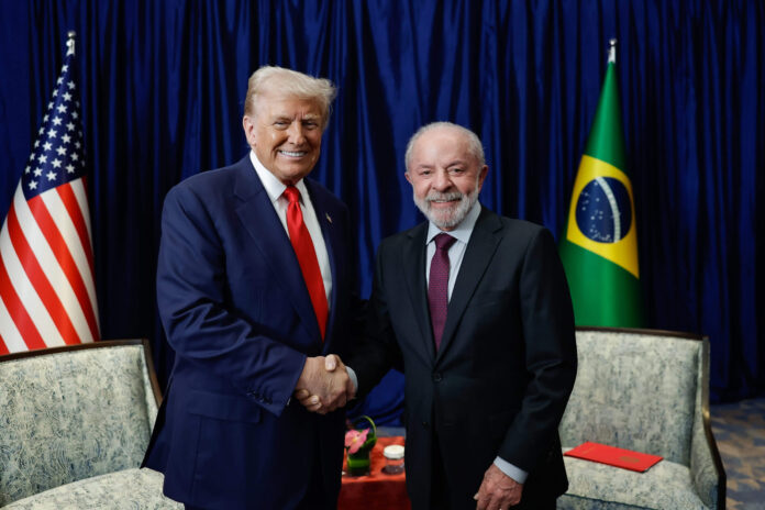 Lula telefona para Trump nesta terça para tratar do fim da tarifa de 40% sobre produtos brasileiros e reforçar combate ao crime organizado.