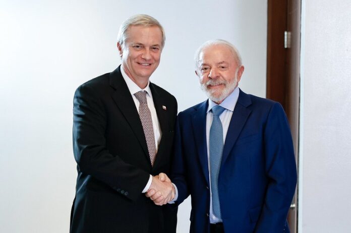 Lula e presidente eleito do Chile se reúnem no Panamá. Encontro foca no fortalecimento das relações bilaterais, segurança e integração regional.