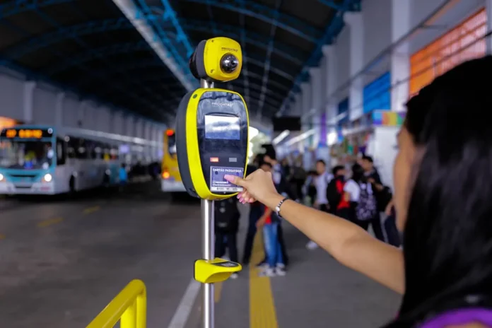 Polícia prende grupo por fraude na meia-passagem em Manaus. Esquema com escolas falsas causou prejuízo de R$ 6 milhões ao transporte coletivo.