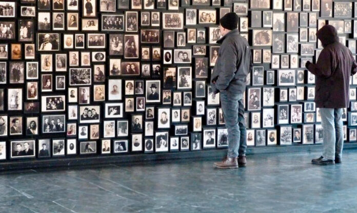 Saiba a origem do Dia em Memória do Holocausto. Conheça a história da libertação de Auschwitz, as vítimas do nazismo e as homenagens globais em 27 de janeiro.