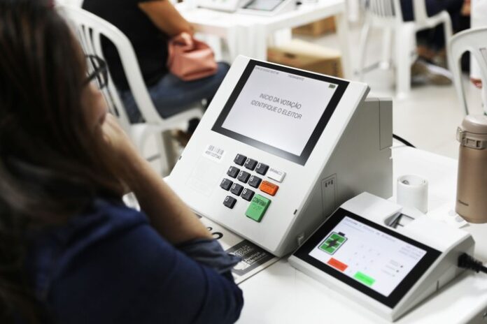 O TRE-AM convida eleitores para atuar como mesários voluntários. Confira benefícios como folga em dobro e desempate em concursos. Inscreva-se agora!