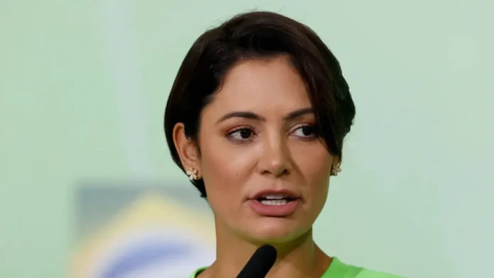 A transferência de Bolsonaro para a PM-DF gerou reação de Michelle. Moraes autoriza benefícios e nega TV, citando melhores condições na Papudinha.