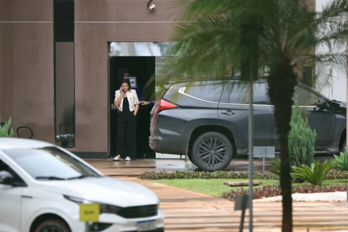 Bolsonaro sofreu queda e bateu a cabeça na cela, diz Michelle. Ex-presidente cumpre pena na PF.