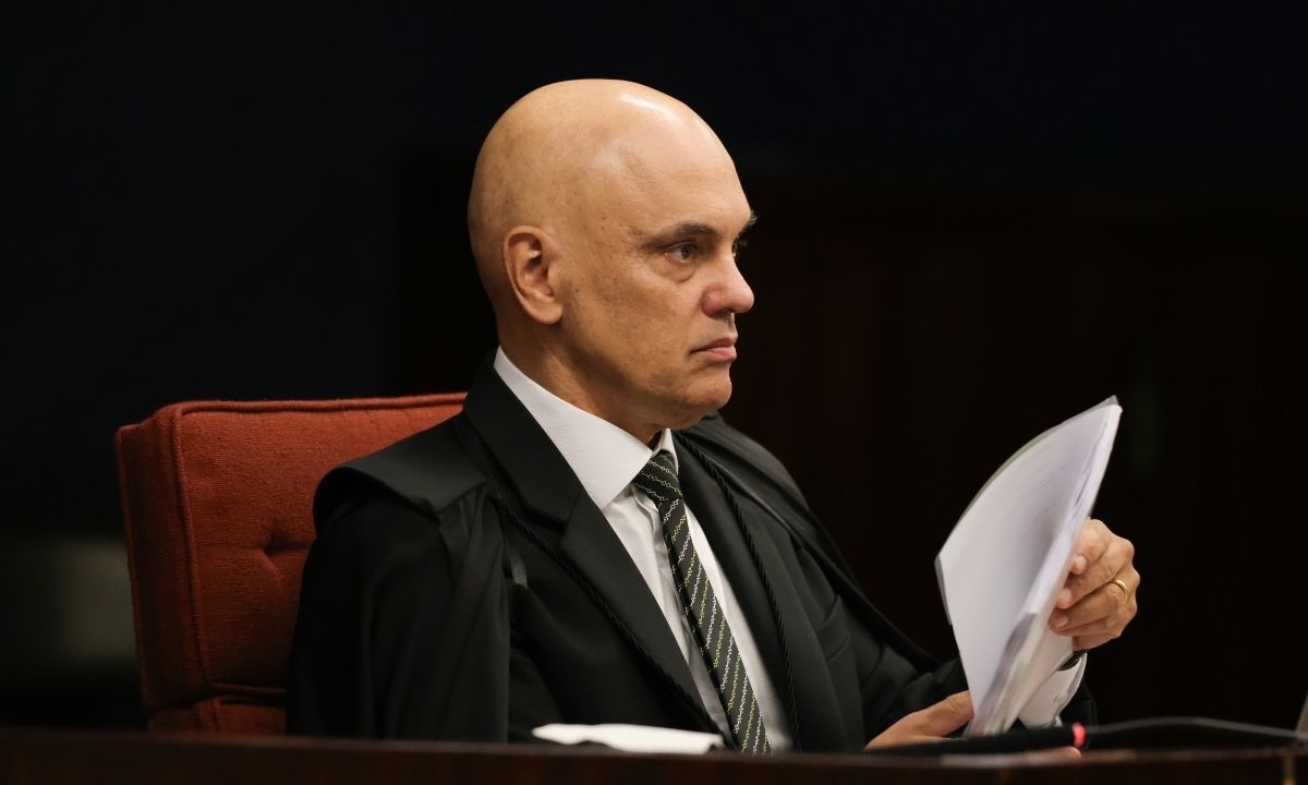 Moraes dá 5 dias para PGR opinar sobre Smart TV, leitura e visitas religiosas a Bolsonaro na prisão. Defesa cita dignidade humana.