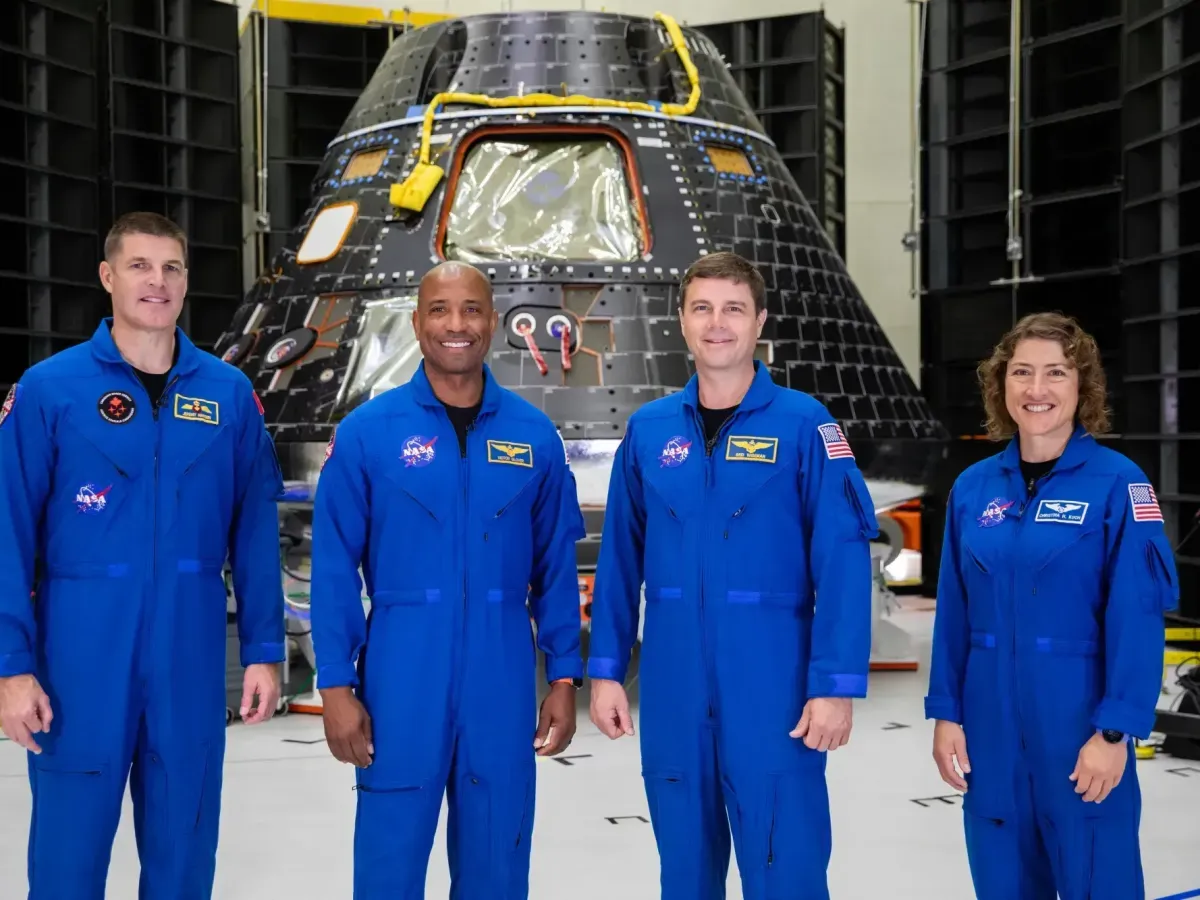 A NASA prepara a Missão Artemis II para 2026. Conheça a tripulação, o trajeto da Orion e os detalhes do retorno histórico da humanidade à Lua.