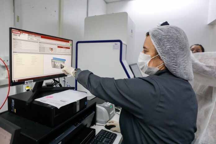 O Hemoam adota o Vitek MS Prime, reduzindo o diagnóstico de infecções de 48h para 3 min. Saiba como essa tecnologia inédita beneficia a saúde no AM.