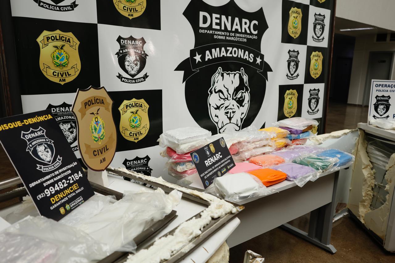 Nova apreensão de drogas em Manaus: PC-AM e Receita Federal localizam 50kg de skunk em freezer no bairro São Raimundo. Prejuízo ao crime é de R$ 1 milhão.