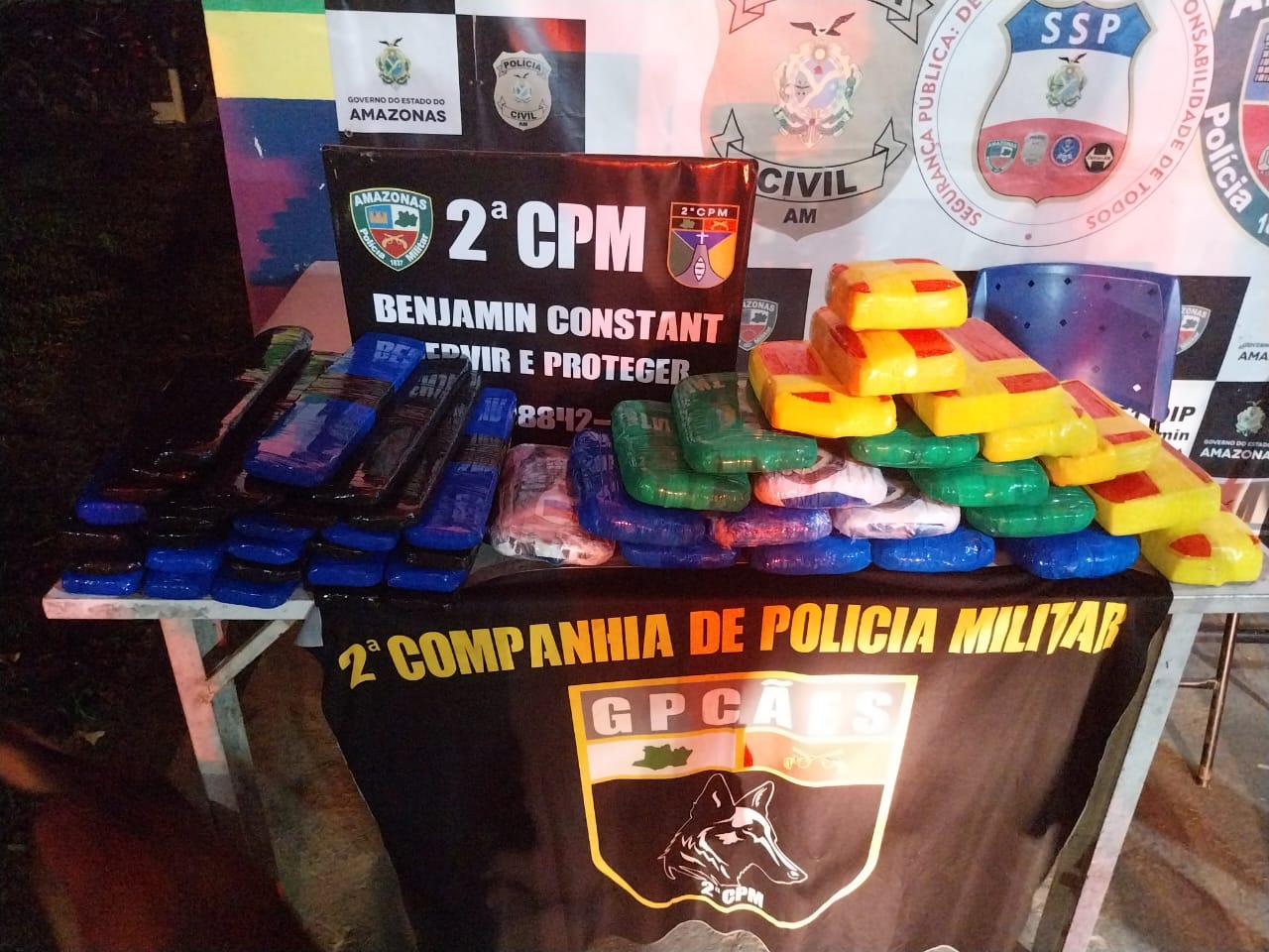 Em Benjamin Constant, PMAM prende quatro homens e apreende 42 kg de cocaína em barco. Cão farejador auxiliou na ação no Rio Solimões.