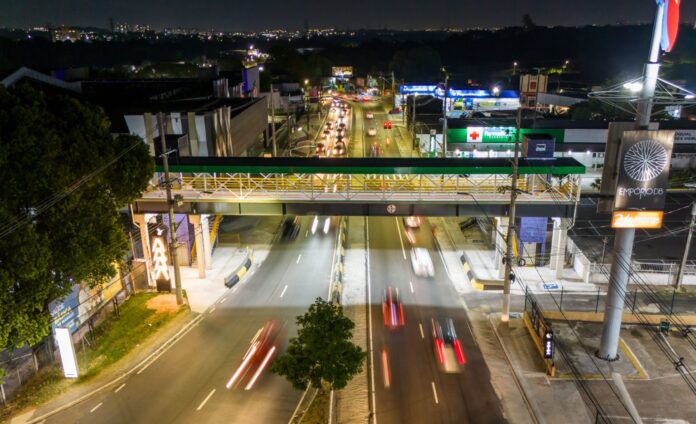 Confira como as obras viárias em Manaus melhoram o fluxo urbano. Complexos Rei Pelé e novos viadutos reduzem o tempo de deslocamento na capital amazonense.