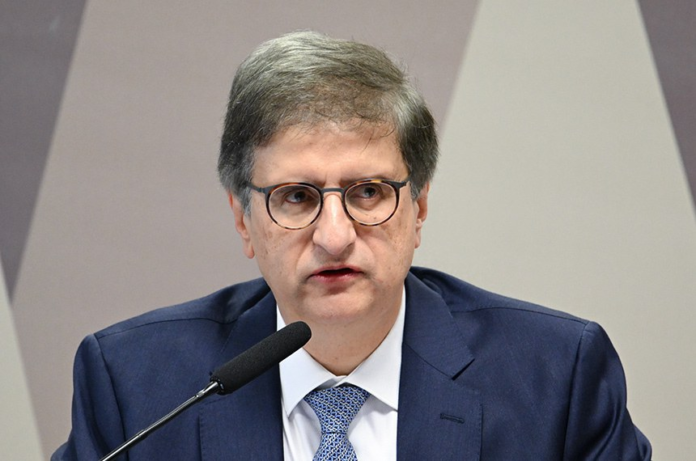 PGR aprova pedido de Damares Alves para vistoria na cela de Jair Bolsonaro. Medida visa checar condições após queda do ex-presidente na PF em Brasília.