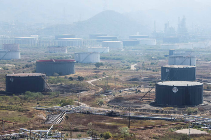 A nova reforma petrolífera da Venezuela facilita investimento imediato, mas especialistas dizem que lei precisa ir mais fundo para atrair 100 bilhões.