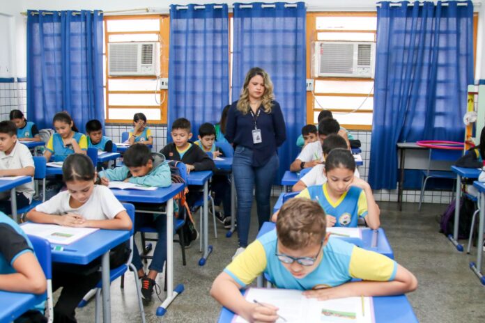 A transferência escolar na rede municipal de Manaus abre nesta quarta (14). Saiba como solicitar online ou na escola e veja os documentos necessários.