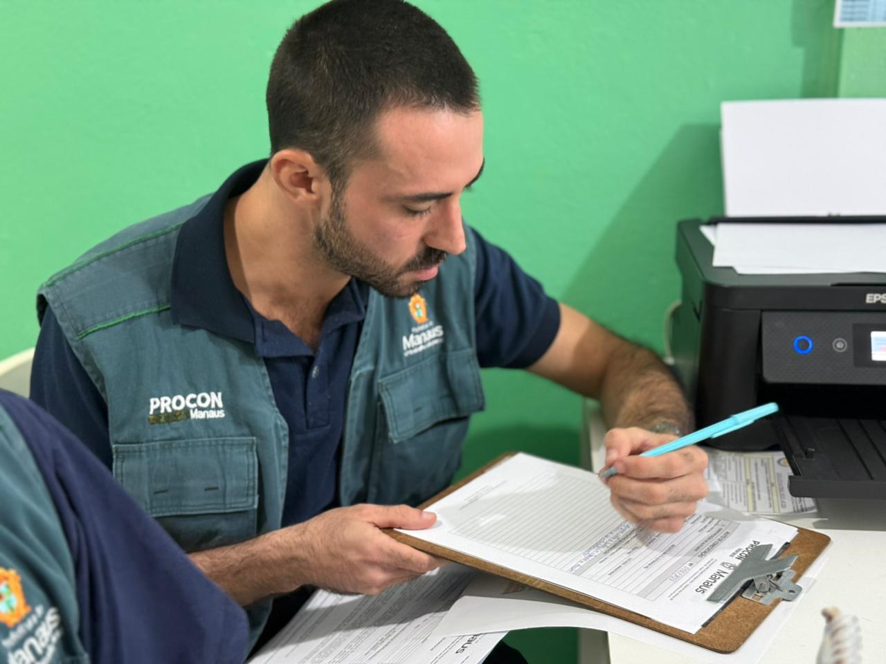 O Procon Manaus publicou diretrizes para matrículas de 2026, proibindo taxas abusivas e regulando listas de materiais em escolas privadas.