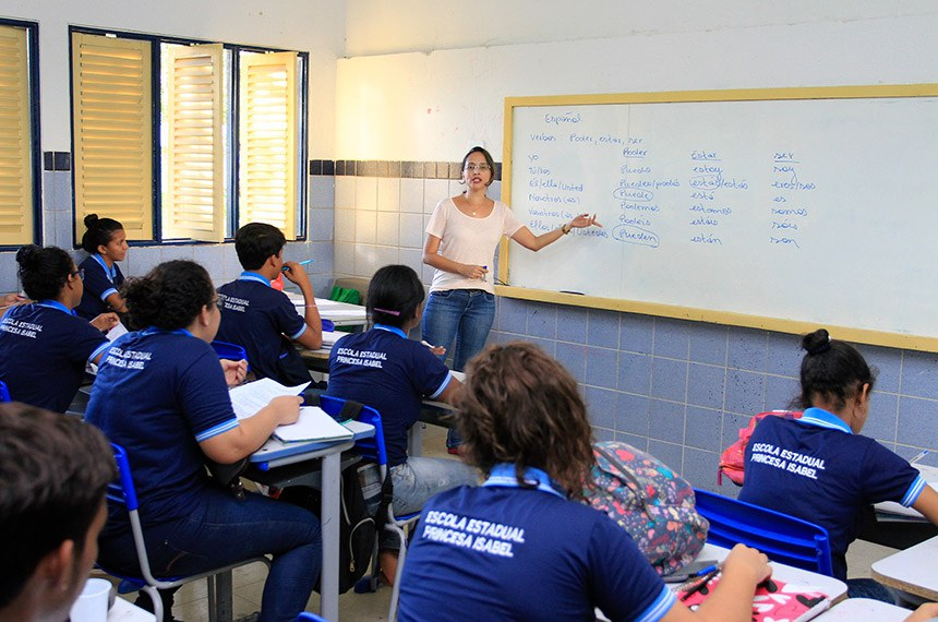 O piso do magistério foi reajustado para R$ 5.130,63 em 2026. Saiba mais sobre a MP que garante aumento acima da inflação para professores.