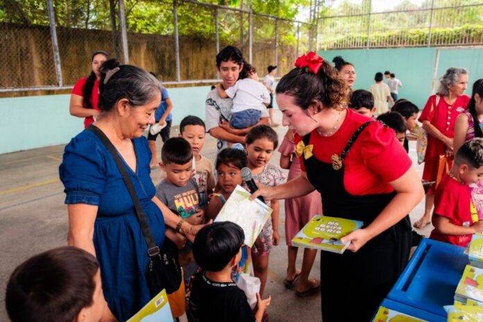 O projeto Leitura para Todos distribuiu livros com temática amazônica em escolas e na CUFA Manaus.
