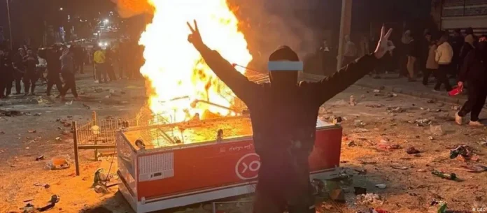 Protestos no Irã crescem com crise econômica. Regime corta internet, cancela voos e reprime atos. ONGs relatam 45 mortos e milhares de prisões.