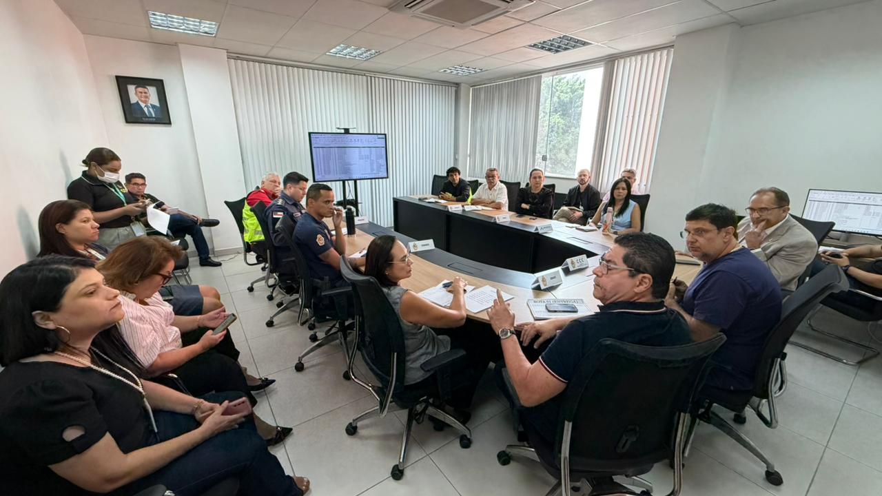 Saiba tudo sobre o Concurso da Prefeitura de Manaus. Provas da Semmas e CGM ocorrem dia 25/1 com 18 mil inscritos. Confira detalhes e salários.