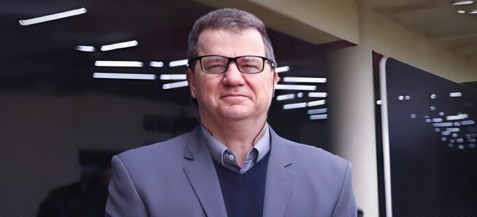 Ricardo Roquetti, ex-MEC e desafeto de olavistas, enviou e-mail ao STF sobre uso do LinkedIn por Filipe Martins. Entenda a denúncia que gerou a prisão.