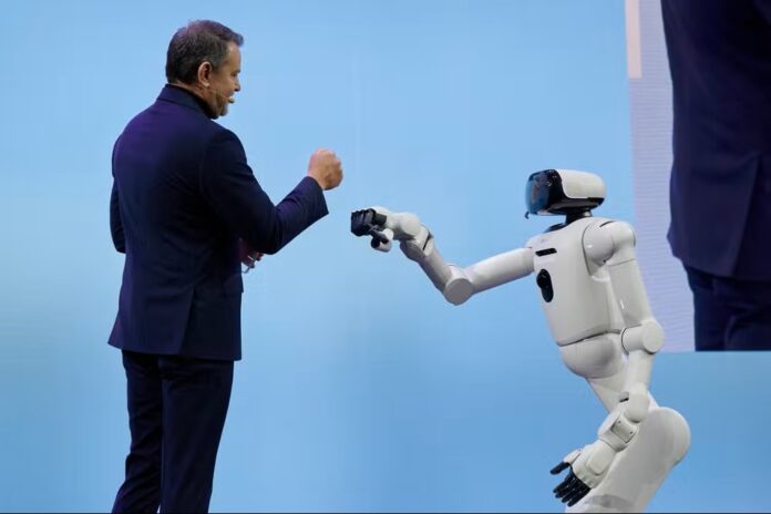 Descubra como os robôs na CES estão revolucionando a tecnologia. Humanoides impressionam em Las Vegas, mas especialistas apontam desafios para uso doméstico.